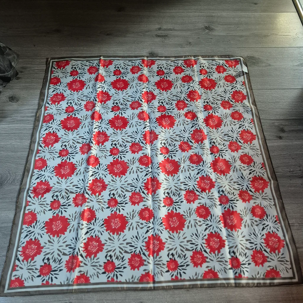 Foulard carré imprimé floral vintage 